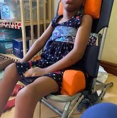 chair-test-girl Girl sitting in the SPOON Chair